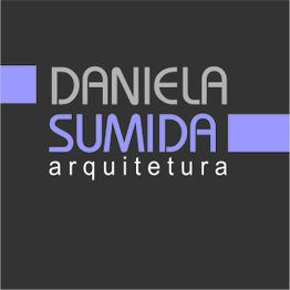 Logo de "Daniela Sumida Arquitetura" com design em cinza e roxo.