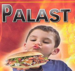 Ein Junge mit Burger vor feurigem Hintergrund. Oben steht in Großbuchstaben "PALAST".