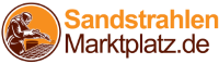 Logo mit Text "Sandstrahlen Marktplatz.de" und einer Sandstrahler-Grafik in Braun-Orange.