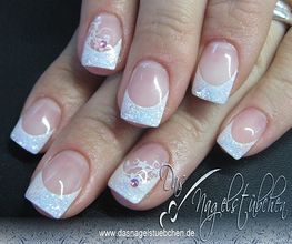 Weisses Glitterfrench mit kleinen Motiven