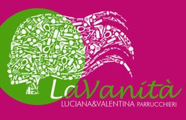 Logo "La Vanità" su sfondo fucsia, silhouette con strumenti di parrucchiere in bianco e verde.