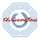 Logo mit blauen und roten Elementen, die Aufschrift "Qi Gong Tao" zentral platziert.