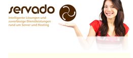 Frau lächelt neben Servado-Logo und Text über Hosting-Dienstleistungen.