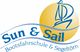 Logo von "Sun & Sail" mit gelber Sonne und blauer Segelgrafik. Text: Bootsfahrschule & Segeltörn.