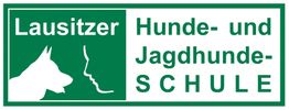 Logo der Lausitzer Hunde- und Jagdhundeschule in grün und weiß mit Hund und Mensch.