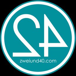 Kreisförmiges Logo mit stilisiertem "z4" und URL "zweiund40.com" auf türkisfarbenem Hintergrund.
