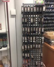 Geschäft mit Schlüsselrohlingen, Regale voller Schlösser und Zubehör.