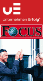 Zwei Menschen geben sich einen High-Five, darüber Logos von Unternehmen Erfolg und Focus.