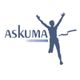 Logo mit dem Wort "ASKUMA" und einer jubelnden Person, die durch ein Band springt.