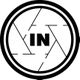 Símbolo circular con líneas y "IN" en el centro, diseño abstracto en blanco y negro.
