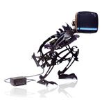 Roboter-Skelett mit Fernseher als Kopf, angeschlossen an ein kabelgebundenes Gerät.