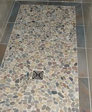 begehbare dusche mit flusskiesel