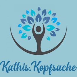 Logo mit stilisiertem Baum und Person, umgeben von blauen Blättern. Text: "Kathis Kopfsache".