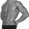 Muskulöser Oberkörper eines Mannes, von der Seite gesehen, in Schwarz-Weiß.