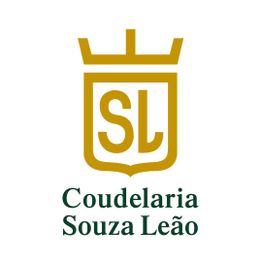 Emblema dourado com as letras "SL" e o texto "Coudelaria Souza Leão" embaixo.