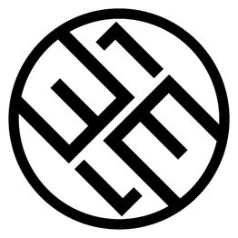 Een cirkelvormig geometrisch logo met vier gestileerde lijnen in zwart-wit.