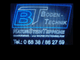 Leuchtreklame von "BT Boden-Technik" mit Telefonnummer: 06838 862759, zeigt Dienstleistungen.