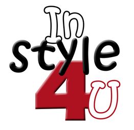 Text "In style 4 U" in Schwarz, Rot und Weiß auf weißem Hintergrund.