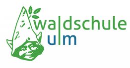 Logo der Waldschule Ulm mit einem grünen Koboldkopf und Blättern.