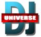 DJ-Schriftzug mit rotem Balken, worauf "UNIVERSE" steht. Hintergrund ist weiß.