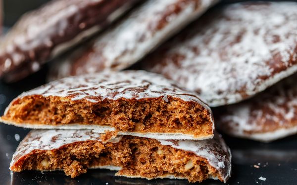 Lebkuchen in der Hälfte zerteilt