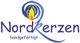 Logo von „Nordkerzen“, handgefertigt, mit stilisierter Flamme und Weltkugel.