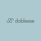Logotipo de "dobleese" en fondo azul claro con diseño de figura geométrica en negro.