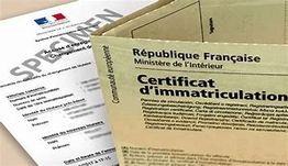 Certificat d'immatriculation français et document à l'arrière-plan, texte "SPÉCIMEN" visible.