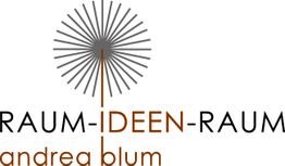 Logo mit der Aufschrift "RAUM-IDEEN-RAUM, andrea blum", darüber ein stilisierter Löwenzahn.