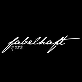 Schwarzer Hintergrund mit weißem Text: "fabelhaft by sarah".
