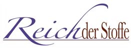 Schriftzug "Reich der Stoffe" in lila und braun auf weißem Hintergrund.