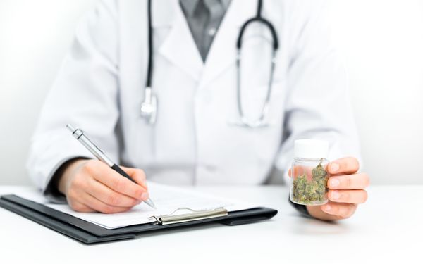 Ein Apotheker gibt ein, an den Patienten verschriebenes, Cannabis Präparat heraus.