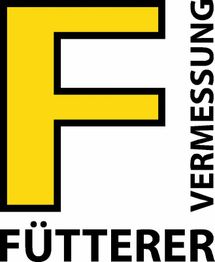 Gelbes "F" mit schwarzem Rand, daneben "VERMESSUNG", darunter "FÜTTERER".