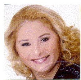 Mulher loira sorrindo, cabelos cacheados e maquiagem leve em fundo branco.