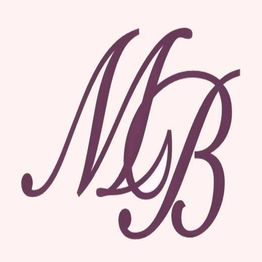 Kalligraphisches Monogramm mit den Buchstaben MSB in lila auf hellem Hintergrund.