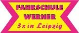Schild mit Text: "Fahrschule Werner, 3x in Leipzig" in gelber und pinker Farbgebung.