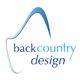 Blau-weißes Logo mit geschwungener Linie und Text: "backcountry design".