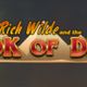 "Logo del gioco 'Rich Wilde and the Book of Dead' con piramidi sullo sfondo."