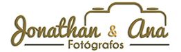 Logo de "Jonathan & Ana Fotógrafos" con diseño de cámara en color dorado.