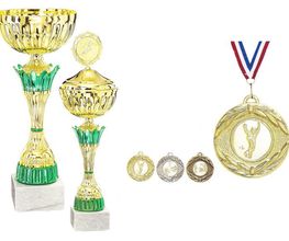Zwei Pokale und vier Medaillen in Gold, Silber und Bronze auf weißem Hintergrund.