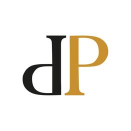 Schwarzer Buchstabe "d" neben goldenem Buchstaben "P" auf weißem Hintergrund.