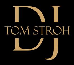 Schwarzer Hintergrund, goldene Schrift: "DJ Tom Stroh".