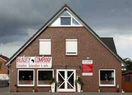 Backsteingebäude mit Schild "Beauty & Company: Schönheit, Gesundheit & mehr..."