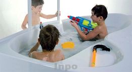Zwei Kinder spielen mit Wasserpistolen in der Badewanne, ein Kind schaut grinsend vom Fenster zu.