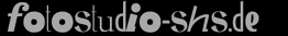 Graues Logo mit dem Text "fotostudio-shs.de" auf schwarzem Hintergrund.