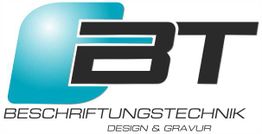 Logo von "Beschriftungstechnik Design & Gravur" mit stilisierten blauen Buchstaben “BT”.