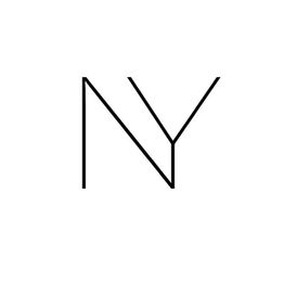 Lettres "NY" noires sur fond blanc, formant un logo minimaliste et moderne.