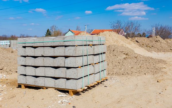 Palette mit Betonsteinen auf Baustelle