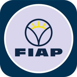 Logo mit halbkreisförmigem Symbol und gelben Strahlen über "FIAP" auf blauem Hintergrund.