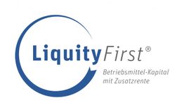 Logo von LiquityFirst mit Slogan "Betriebsmittel-Kapital mit Zusatzrente" in Blau und Grau.